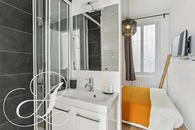 Salle de bains dans l'établissement Milord, F3 à Père Lachaise