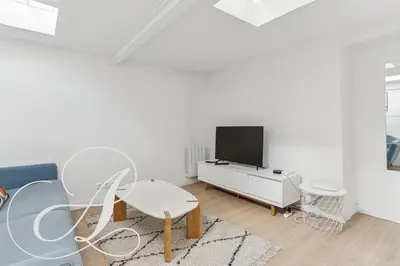 Télévision ou salle de divertissement dans l'établissement Milord, F3 à Père Lachaise