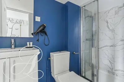 Salle de bains dans l'établissement Milord, F3 à Père Lachaise