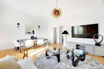 Télévision ou salle de divertissement dans l'établissement Chic apartment 2BR-6P - Trocadero-Eiffel Tower
