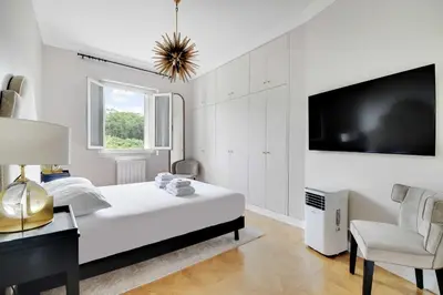 Télévision ou salle de divertissement dans l'établissement Chic apartment 2BR-6P - Trocadero-Eiffel Tower