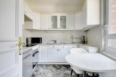 Cuisine ou kitchenette dans l'établissement Chic apartment 2BR-6P - Trocadero-Eiffel Tower