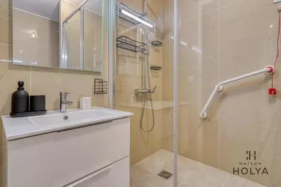 Salle de bains dans l'établissement À Neuilly-sur-Seine - Le Noble - 330B