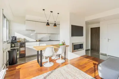 Cuisine ou kitchenette dans l'établissement Comfortion Le Papillon - Appartement de luxe avec vue et piscine