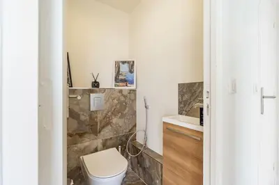 Salle de bains dans l'établissement Comfortion Le Papillon - Appartement de luxe avec vue et piscine