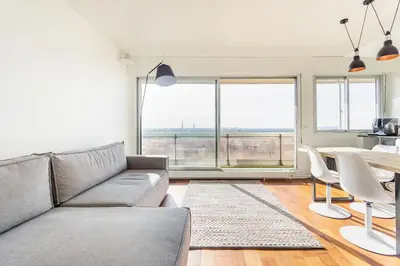 Coin salon dans l'établissement Comfortion Le Papillon - Appartement de luxe avec vue et piscine
