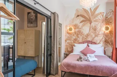 Un ou plusieurs lits dans un hébergement de l'établissement Sophie Stay - Le Mucha - King size bed - AC