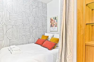 Un ou plusieurs lits dans un hébergement de l'établissement Appartement central proche Atelier des lumières