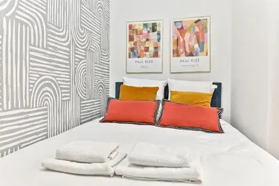 Un ou plusieurs lits dans un hébergement de l'établissement Appartement central proche Atelier des lumières