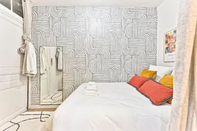 Un ou plusieurs lits dans un hébergement de l'établissement Appartement central proche Atelier des lumières