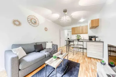 Cuisine ou kitchenette dans l'établissement Appartement moderne, Metro 7, Parking et Jardin