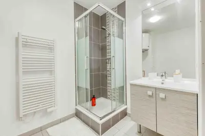 Salle de bains dans l'établissement Appartement moderne, Metro 7, Parking et Jardin