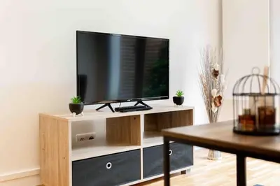 Télévision ou salle de divertissement dans l'établissement Appartement moderne, Metro 7, Parking et Jardin