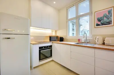 Cuisine ou kitchenette dans l'établissement Comfy Suite