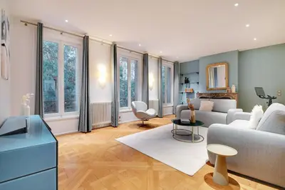 Coin salon dans l'établissement Fabulous House - a Gem in Chic Western Paris