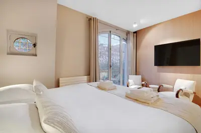 Un ou plusieurs lits dans un hébergement de l'établissement Fabulous House - a Gem in Chic Western Paris