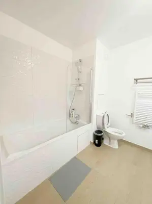 Salle de bains dans l'établissement NEW : - 20%, 8/6/4 voyageurs