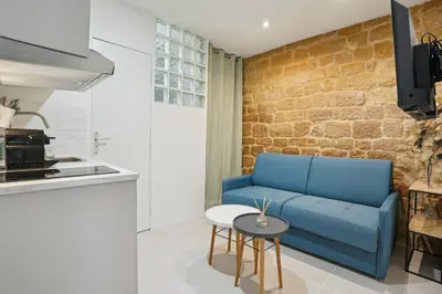 Cuisine ou kitchenette dans l'établissement Tiny Suite 12 D Paris’s heart!