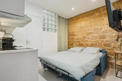 Cuisine ou kitchenette dans l'établissement Tiny Suite 12 D Paris’s heart!