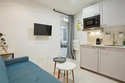 Cuisine ou kitchenette dans l'établissement Tiny Suite 12 D Paris’s heart!