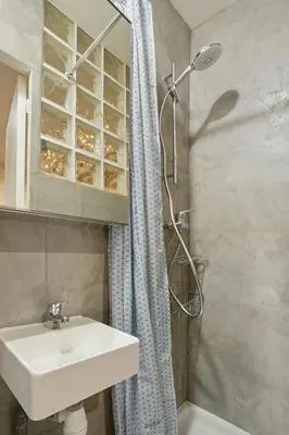 Salle de bains dans l'établissement Tiny Suite 12 D Paris’s heart!