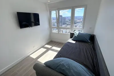 Un ou plusieurs lits dans un hébergement de l'établissement Nice Apartment with amazing view of Paris + Parking