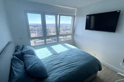 Un ou plusieurs lits dans un hébergement de l'établissement Nice Apartment with amazing view of Paris + Parking