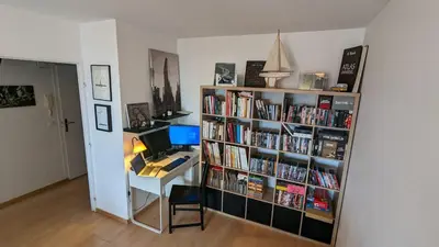 Bibliothèque dans l'appartement
