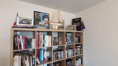 Bibliothèque dans l'appartement