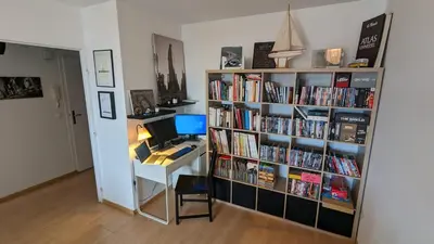 Bibliothèque dans l'appartement