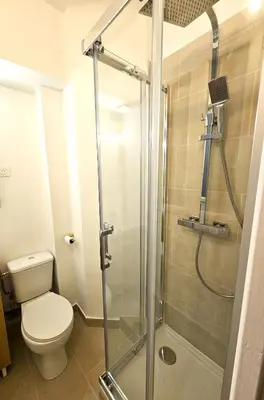 Salle de bains dans l'établissement Comme une suite près du métro