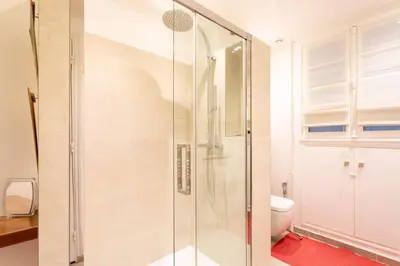 Salle de bains dans l'établissement Amazing flat Jardin du Luxembourg