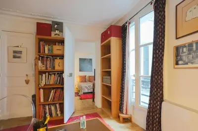 Bibliothèque dans l'appartement