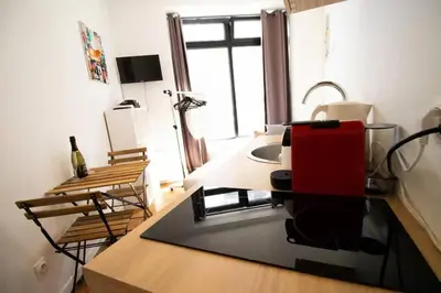 Télévision ou salle de divertissement dans l'établissement Studio 2 personnes proche Gare du Nord