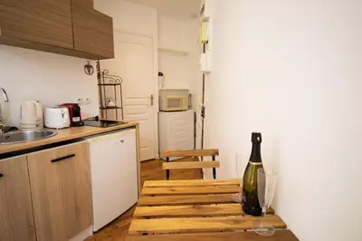 Cuisine ou kitchenette dans l'établissement Studio 2 personnes proche Gare du Nord