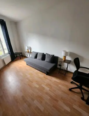Coin salon dans l'établissement Très beau 2 pièces à 400m de Paris