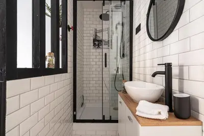 Salle de bains dans l'établissement Au marche aux puces de saint ouen