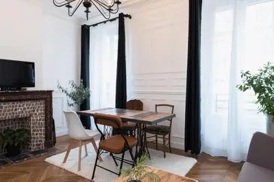 Télévision ou salle de divertissement dans l'établissement Au marche aux puces de saint ouen