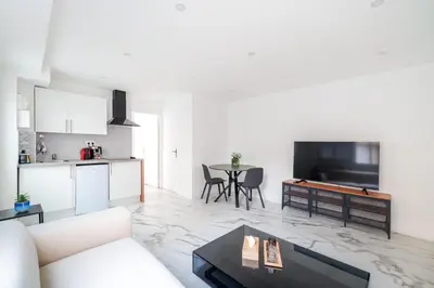 Cuisine ou kitchenette dans l'établissement Spacious flat for 4 people #1