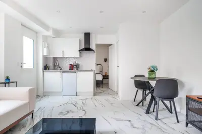 Cuisine ou kitchenette dans l'établissement Spacious flat for 4 people #1