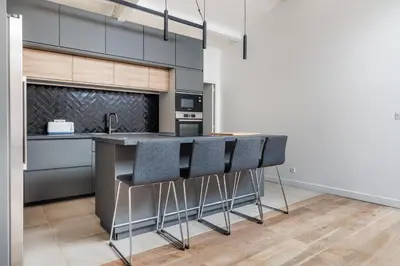 Cuisine ou kitchenette dans l'établissement Chaleureux appartement pour 6pers #4