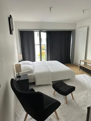 Un ou plusieurs lits dans un hébergement de l'établissement New Upscale 1 bedroom Apartment