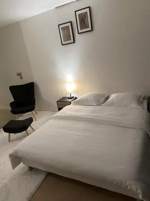 Un ou plusieurs lits dans un hébergement de l'établissement New Upscale 1 bedroom Apartment