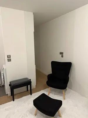 Coin salon dans l'établissement New Upscale 1 bedroom Apartment