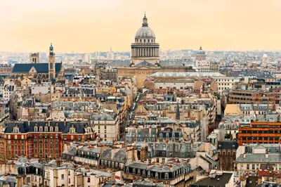 Vue générale sur Paris ou vue de la ville depuis l'appartement