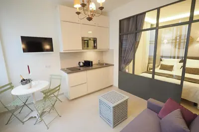 Cuisine ou kitchenette dans l'établissement Saint germain cosy