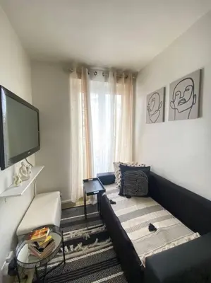 Télévision ou salle de divertissement dans l'établissement APP Cozy en plein coeur de Paris
