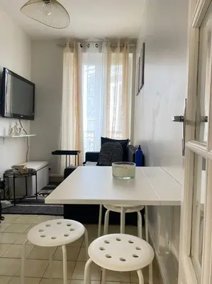 Télévision ou salle de divertissement dans l'établissement APP Cozy en plein coeur de Paris