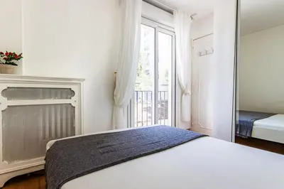 Un ou plusieurs lits dans un hébergement de l'établissement Élégance aux Portes des Champs-Élysées