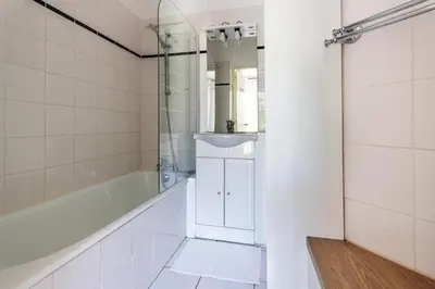 Salle de bains dans l'établissement Élégance aux Portes des Champs-Élysées